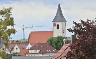 Das Schieferdach des Kirchturms ist innen marode.