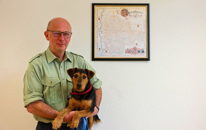 Martin Röhrs, Fortsbezirksleiter vom Schwäbisch-Fränkischen Wald, geht in den Ruhestand, hier mit Jagdterrier Emil. Im Hintergru