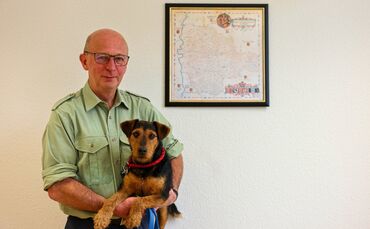 Martin Röhrs, Fortsbezirksleiter vom Schwäbisch-Fränkischen Wald, geht in den Ruhestand, hier mit Jagdterrier Emil. Im Hintergru