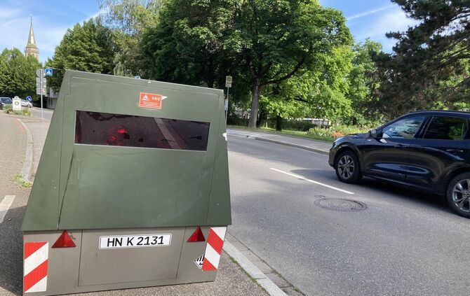 Seit Anfang März parkt der Blitzeranhänger an immer neuen Stellen in Schorndorf. 270.000 Euro hat die Stadt seitdem schon eingen