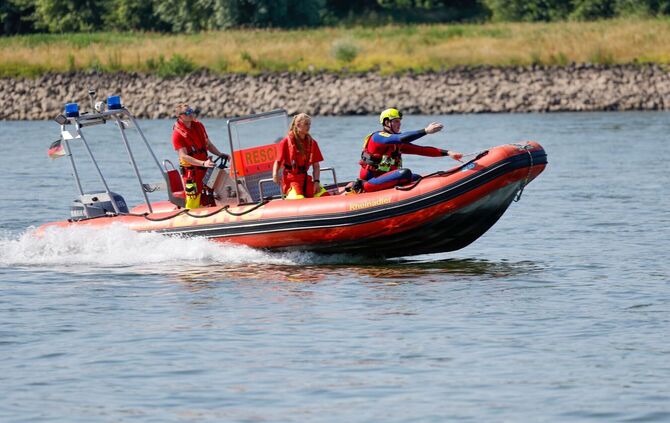 Rettungskräfte hatten bereits am Sonntag den See abgesucht. (Symbolbild)