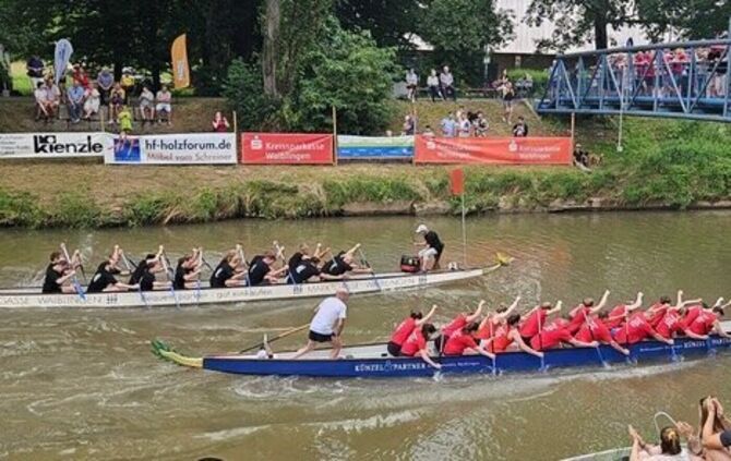 Zwei Drachenboote beim Drabo-Cup der Rudergesellschaft Ghibellinia Waiblingen auf der Rems.