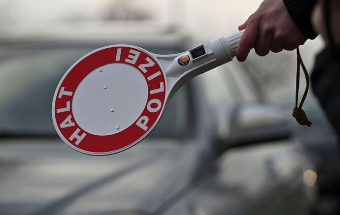 Beide Polizisten wurden von dem 15-Jährigen verletzt. (Symbolbild)