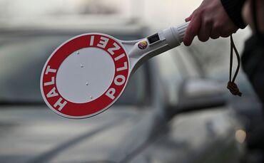 Beide Polizisten wurden von dem 15-Jährigen verletzt. (Symbolbild)
