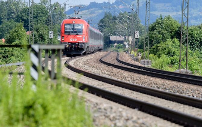 Wegen Sanierungsarbeiten wird der Bahnverkehr über den Brenner vom 17. Juli bis 1. August eingestellt. (Archivbild)