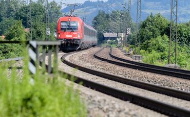 Wegen Sanierungsarbeiten wird der Bahnverkehr über den Brenner vom 17. Juli bis 1. August eingestellt. (Archivbild)