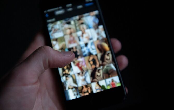Pornografische Bilder sind längst nicht immer echt - oft werden Frauen ohne ihr Wissen mit Hilfe von KI zu Darstellerinnen gemac