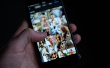 Pornografische Bilder sind längst nicht immer echt - oft werden Frauen ohne ihr Wissen mit Hilfe von KI zu Darstellerinnen gemac