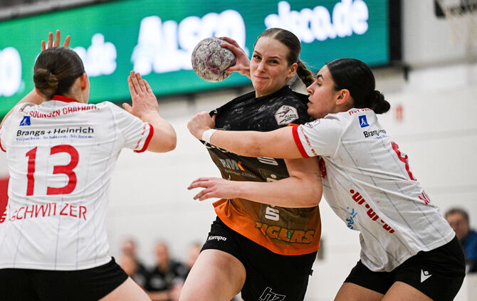 Im Januar gewann der VfL Waiblingen gegen Solingen mit 28:24 (im Bild: Laura Nagy, Mitte).