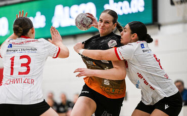 Im Januar gewann der VfL Waiblingen gegen Solingen mit 28:24 (im Bild: Laura Nagy, Mitte).