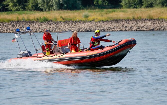 Feuerwehr und DLRG üben gemeinsam am Rhein