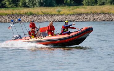 Feuerwehr und DLRG üben gemeinsam am Rhein
