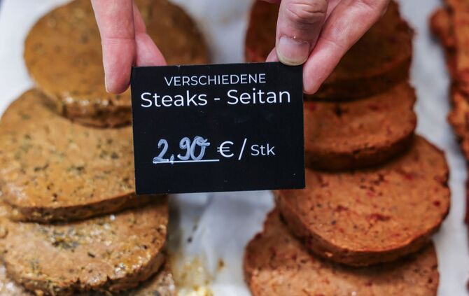 Aus Seitan - also hauptsächlich aus Weizen-Eiweiß - bestehende Scheiben dürfen künftig nicht mehr «Steak» heißen. (Symbolbild)