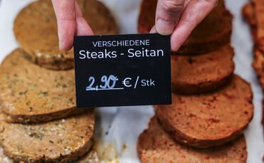 Aus Seitan - also hauptsächlich aus Weizen-Eiweiß - bestehende Scheiben dürfen künftig nicht mehr «Steak» heißen. (Symbolbild)