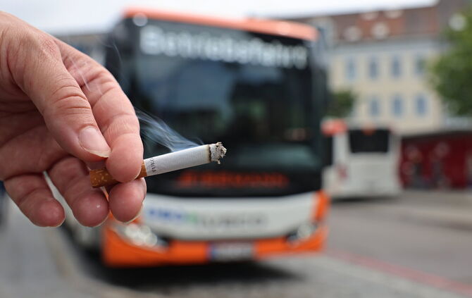 Das kann teuer werden: Das Rauchen an der Bushaltestelle verbietet das neue Nichtraucherschutzgesetz in Baden-Württemberg.