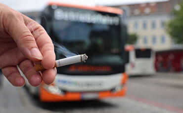 Das kann teuer werden: Das Rauchen an der Bushaltestelle verbietet das neue Nichtraucherschutzgesetz in Baden-Württemberg.