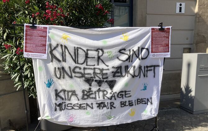 Eltern-Protest vor dem Schorndorfer Rathaus: Mit einer Kundgebung hat der Gesamtelternbeirat vor der Gemeinderatsentscheidung ge