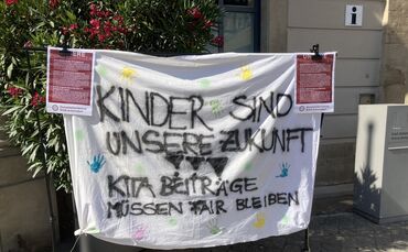 Eltern-Protest vor dem Schorndorfer Rathaus: Mit einer Kundgebung hat der Gesamtelternbeirat vor der Gemeinderatsentscheidung ge