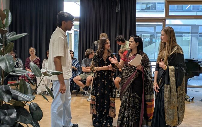Gemeinsames Theaterstück der indischen und der Winnender Schüler.