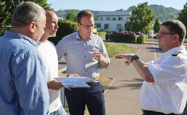 Der Urbacher Bürgermeister Marcel Schindler (Mitte) im Gespräch mit Thomas Kiess, Geschäftsführer der KWMSys GmbH, von der das n