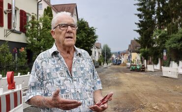 Klaus-Jürgen Haag an der Baustelle in der hier komplett gesperrten Schmidener Straße. Er habe sich immer auf dem Laufenden gehal