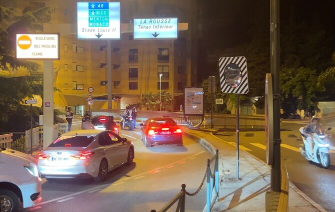 Einsatzkräfte aus Monaco und Frankreich suchen mit Hochdruck nach dem Täter.