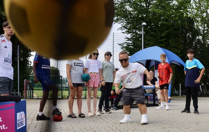 Niko Kappel beim Torwandschießen mit eingeschränkter Sicht.