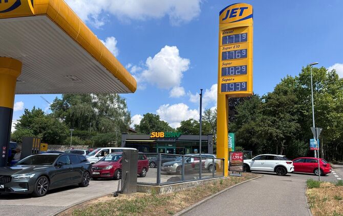 Viele Autofahrer, hier bei Jet im Ameisenbühl, wollen am Dienstag um kurz vor 12 Uhr noch schnell tanken.