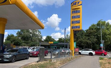 Viele Autofahrer, hier bei Jet im Ameisenbühl, wollen am Dienstag um kurz vor 12 Uhr noch schnell tanken.