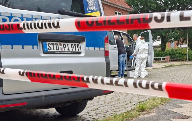 Die Ermittler sind derzeit damit beschäftigt, umfangreiche Tatortaufnahmen und -vermessungen durchzuführen.