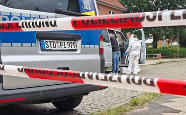 Die Ermittler sind derzeit damit beschäftigt, umfangreiche Tatortaufnahmen und -vermessungen durchzuführen.