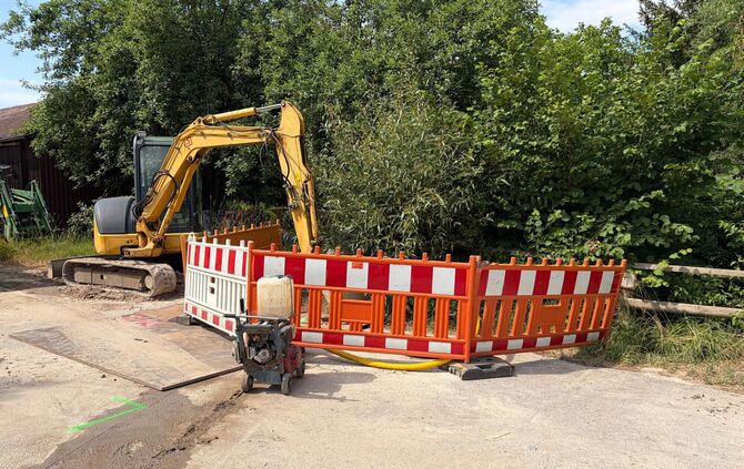 Am Ende der Grüntorstraße im Außenbereich von Stetten sind am Dienstag (30.06.2026) zwei Wasserrohrbrüche fast gleichzeitig aufg