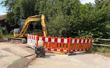 Am Ende der Grüntorstraße im Außenbereich von Stetten sind am Dienstag (30.06.2026) zwei Wasserrohrbrüche fast gleichzeitig aufg