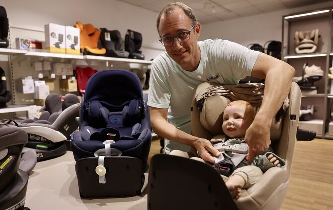 Christian Stoll, Inhaber der BabyOne-Filiale in Waiblingen, bietet Eltern an zu prüfen, ob ein Hitzesensor für ihren Kindersitz
