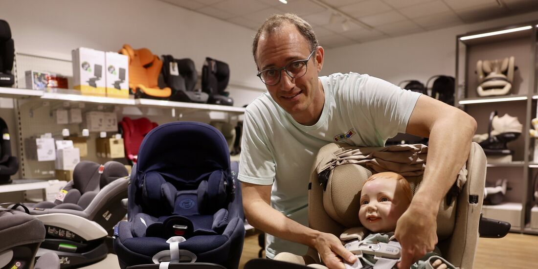 Christian Stoll, Inhaber der BabyOne-Filiale in Waiblingen, bietet Eltern an zu prüfen, ob ein Hitzesensor für ihren Kindersitz