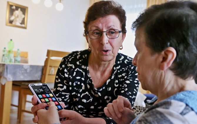 Haben trotz großer Herausforderungen viel Spaß zusammen: Maria Teusch (links) mit ihrer Schwester Rosina Kloos. Die 64-Jährige l