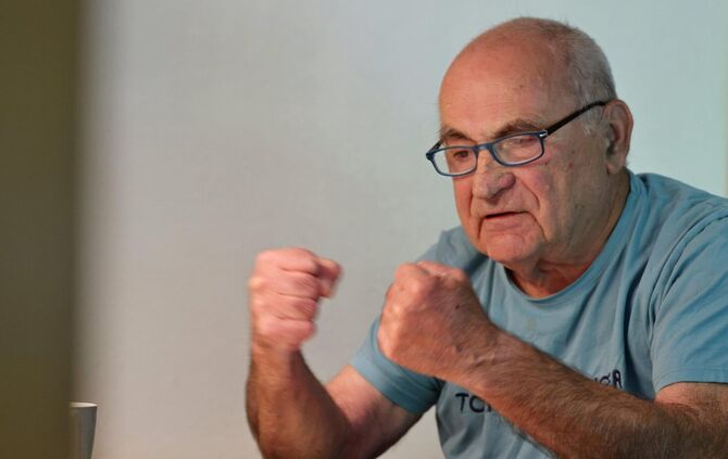 Als wolle er dieser verkommenen Welt Saures geben: Helmut Büber, der Zornige.