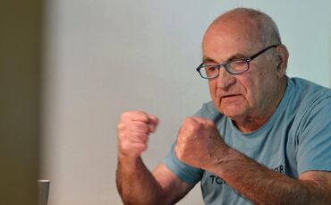 Als wolle er dieser verkommenen Welt Saures geben: Helmut Büber, der Zornige.