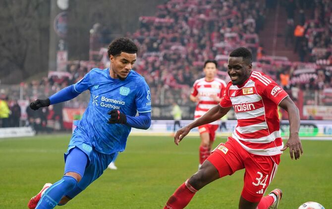 Stanley Nsoki (r) läuft auch in der kommenden Saison im Trikot von Union Berlin auf. (Archivbild)