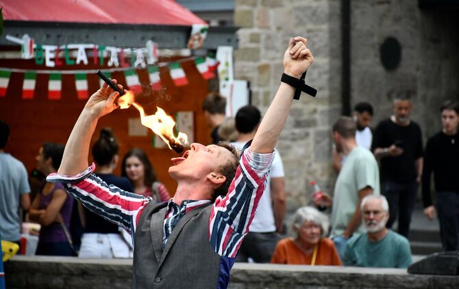 Er darf nicht hitzeempfindlich sein: Feuerschlucker beim Straßenkunstfestival auf dem Winterbacher Brunnenfest.