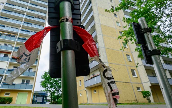 Der Junge war aus dem 11. Stock eines Hochhauses gestürzt.