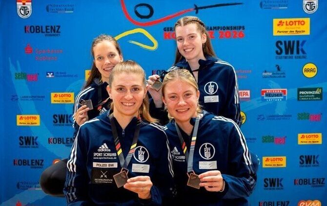 Freuten sich über Bronze bei den Deutschen Fechtmeisterschaften: Greta Vogel und Aline Rustler (hinten rechts und vorne links) a