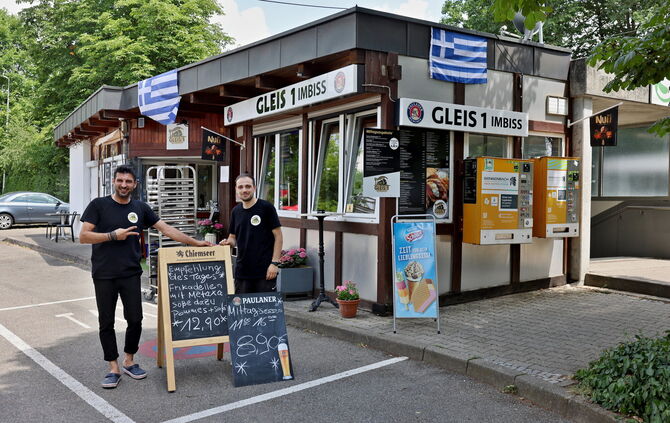 Die neuen Betreiber Christos Saridis und sein Neffe Niko Bilionis (r.)