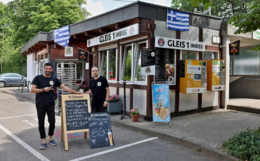 Die neuen Betreiber Christos Saridis und sein Neffe Niko Bilionis (r.)