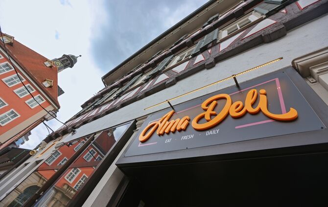 Das "Ama Deli" am Schorndorfer Marktplatz hat im Sommer zum Teil auch abends geöffnet.