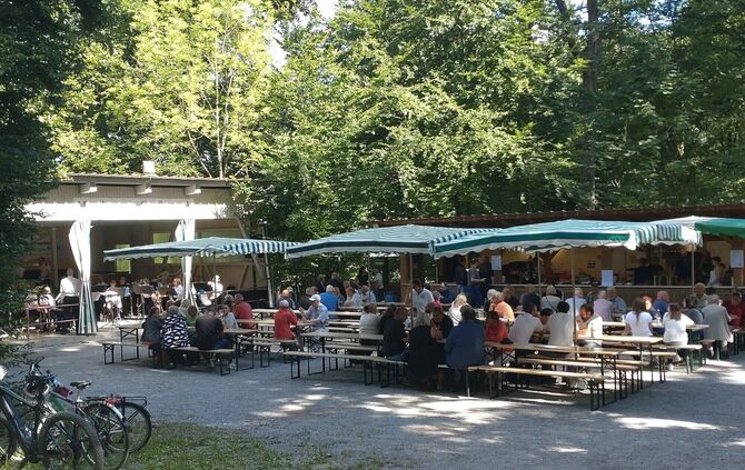 Besucher genießen das Waldfest des Musikvereins Großaspach im Fautenhau.
