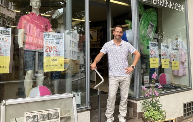 Patrick Reichle hat in seinem Männermode-Geschäft in Waiblingen schon den Sommerschlussverkauf (SSV) eingeläutet.