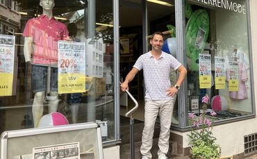 Patrick Reichle hat in seinem Männermode-Geschäft in Waiblingen schon den Sommerschlussverkauf (SSV) eingeläutet.
