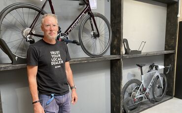 Bikes'n'Boards-Gründer Steffen Schuck: Leerstellen im Regal. Fahrradgeschäfte sind ein begehrtes Ziel von Einbrechern geworden.