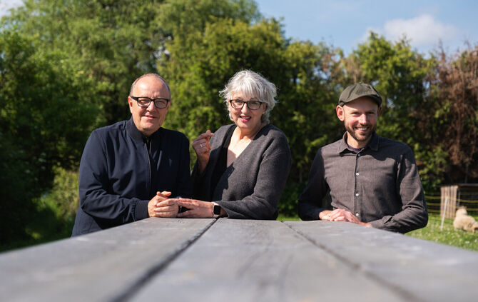 Von links: Oliver Nolte, Birgit Nolte-Michel und der Strümpfelbacher Winzer Marcel Idler.